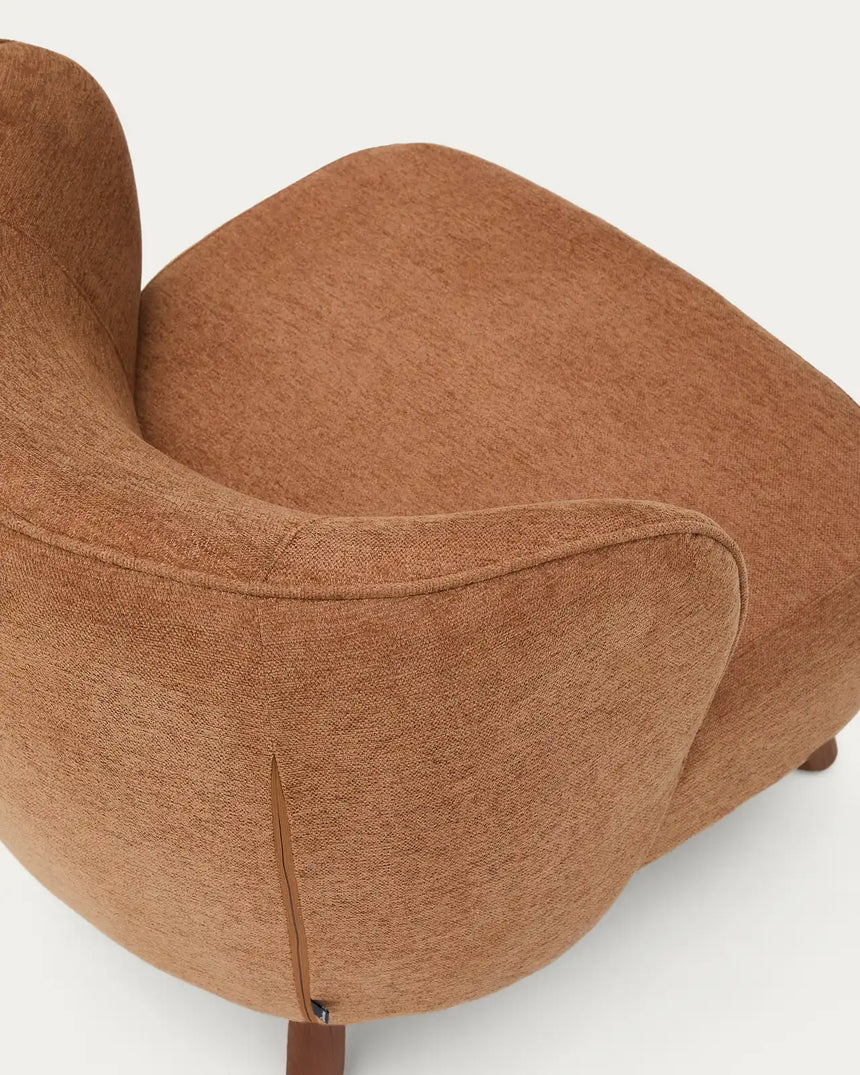 Sessel Ulit aus terrakottafarbener Chenille mit Beinen aus massivem Eschenholz mit Nussbaum-Finish von Kave Home – Bild 8
