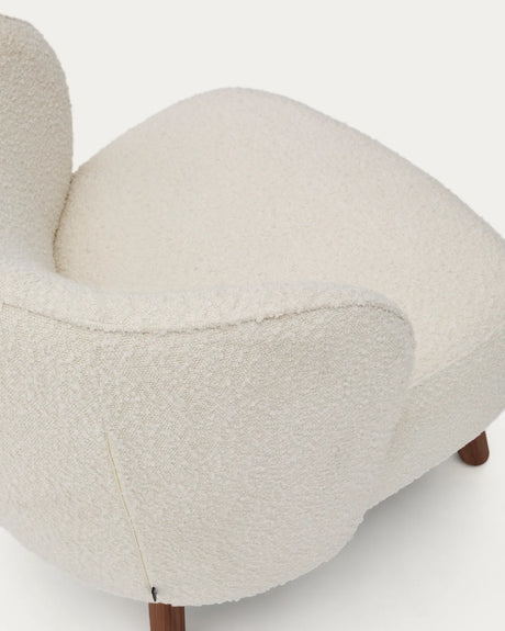 Sessel Ulit aus weißem Lammfellimitat mit Beinen aus massivem Eschenholz mit Nussbaum-Finish von Kave Home – Bild 8