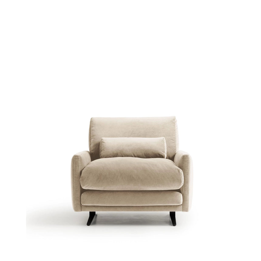 Sessel Veliro mit perlfarbenem Samt und Stahlbeinen mit schwarzem Finish FSC Mix Credit von Kave Home – Bild 1