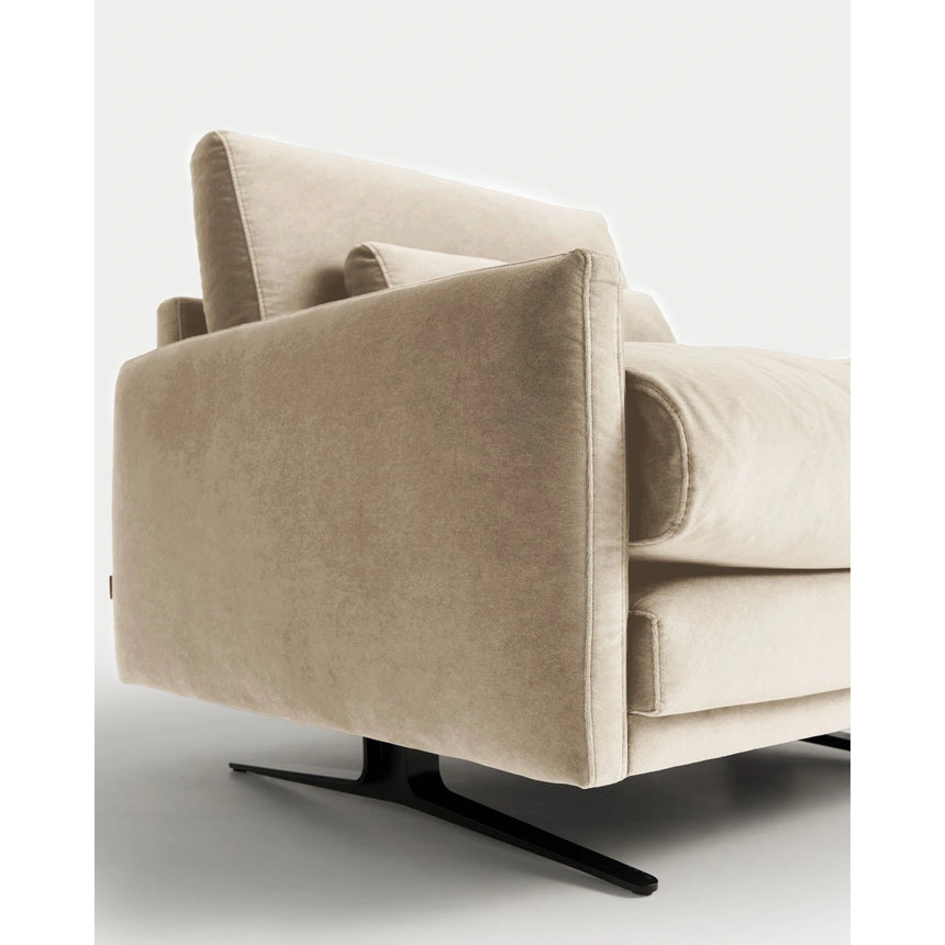 Sessel Veliro mit perlfarbenem Samt und Stahlbeinen mit schwarzem Finish FSC Mix Credit von Kave Home – Bild 9