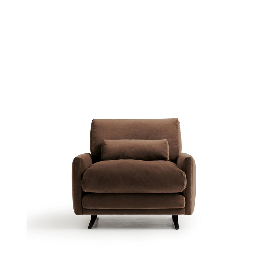 Sessel Veliro mit schokobraunem Samt und Stahlbeinen mit schwarzem Finish FSC Mix Credit von Kave Home – Bild 1