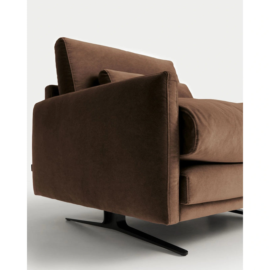 Sessel Veliro mit schokobraunem Samt und Stahlbeinen mit schwarzem Finish FSC Mix Credit von Kave Home – Bild 9