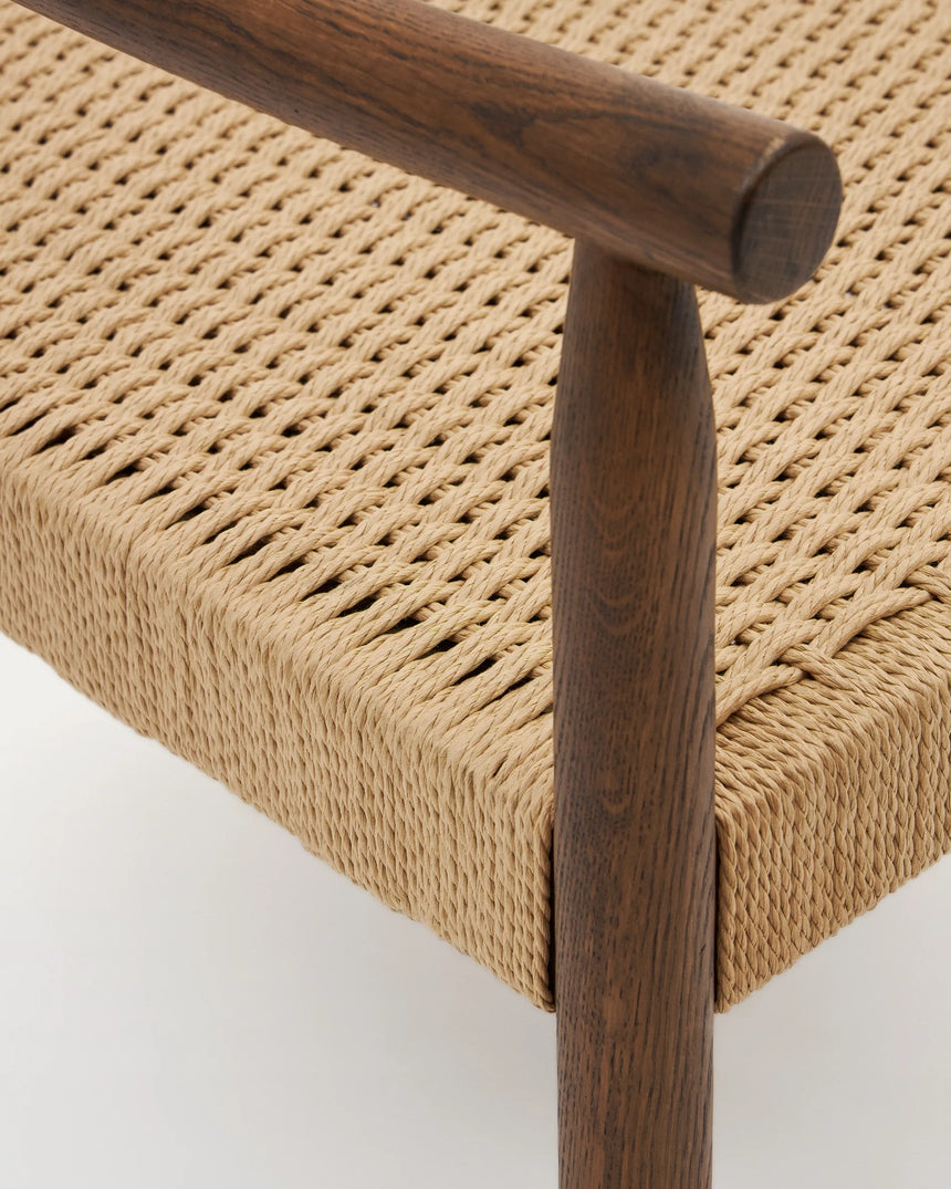 Sessel Yalia massives Eichenholz mit Nussholz-Finish und Sitz aus Papierseil FSC 100% von Kave Home – Produktbild 1