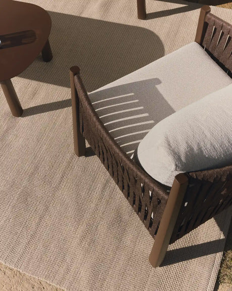 Set Aleria, bestehend aus einem 3-Sitzer-Sofa, zwei Sesseln sowie einem Couchtisch aus Aluminium und braunem Synthetikseil von Kave Home – Bild 3