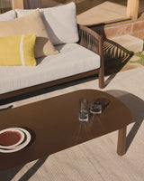 Set Aleria, bestehend aus einem 3-Sitzer-Sofa, zwei Sesseln sowie einem Couchtisch aus Aluminium und braunem Synthetikseil von Kave Home – Bild 4