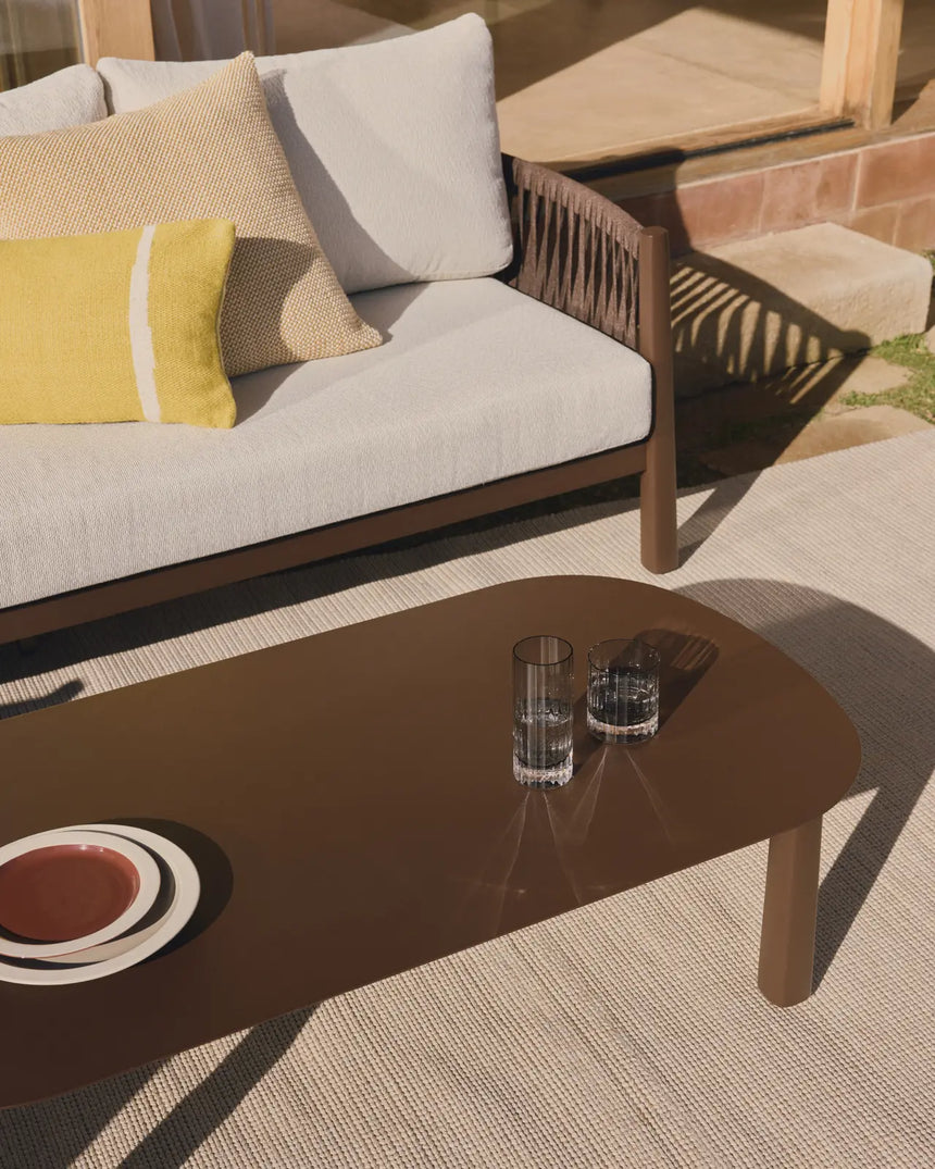 Set Aleria, bestehend aus einem 3-Sitzer-Sofa, zwei Sesseln sowie einem Couchtisch aus Aluminium und braunem Synthetikseil von Kave Home – Bild 4