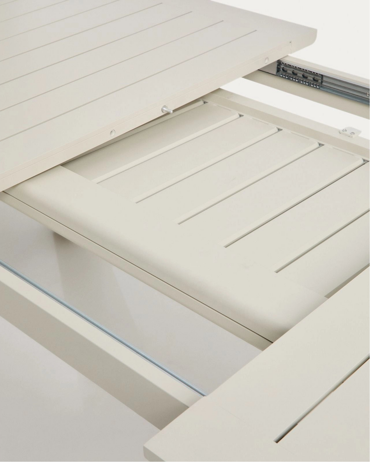 Set Ausziehtisch Livorno aus Aluminium in Ecru, Beine in Holzoptik, 6 Stühle Alimia aus Aluminium in Ecru und Synthetikseil Beige, 233 (350) x 100 cm von Kave Home – Bild 5