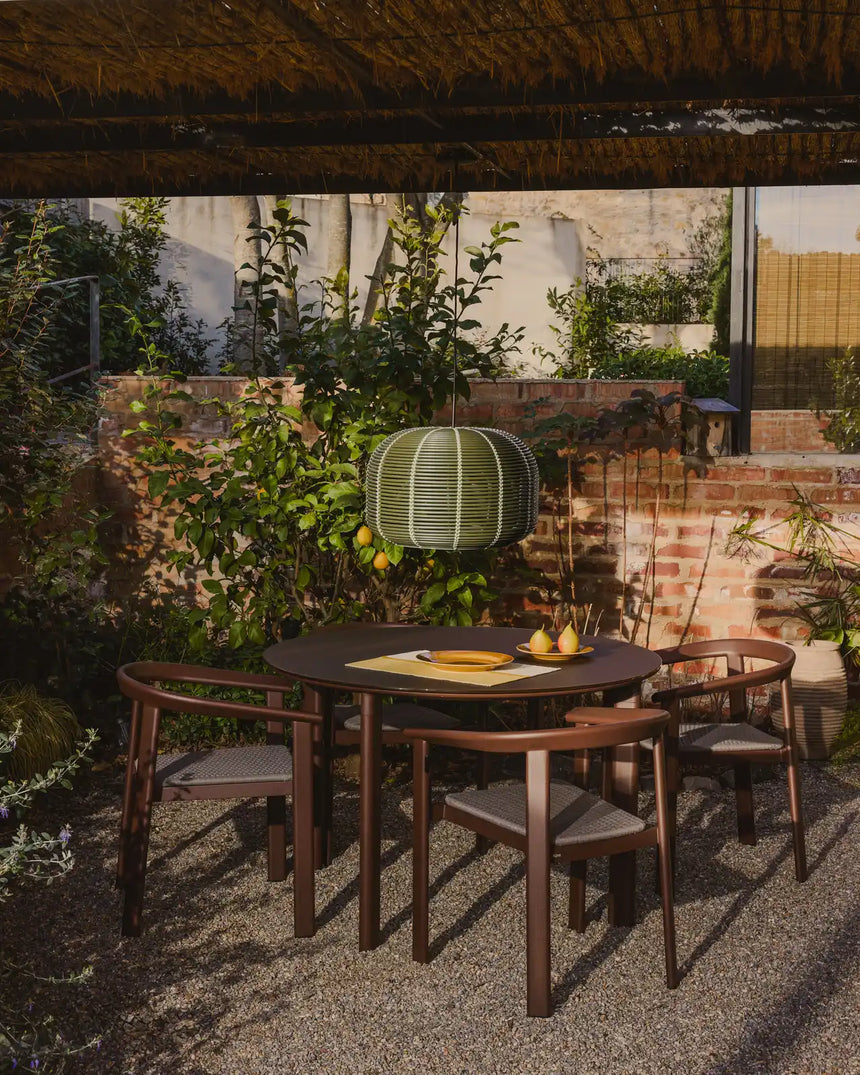 Set Erice mit 4 Stapelstühlen aus Aluminium und Seil und einem Tisch aus Aluminium und gehärtetem Glas in Braun, Ø 120 cm von Kave Home – Bild 2