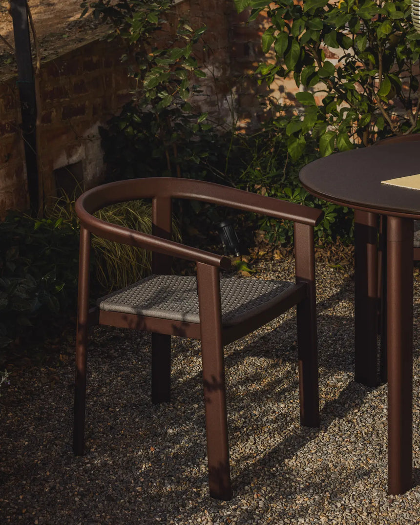 Set Erice mit 4 Stapelstühlen aus Aluminium und Seil und einem Tisch aus Aluminium und gehärtetem Glas in Braun, Ø 120 cm von Kave Home – Bild 3