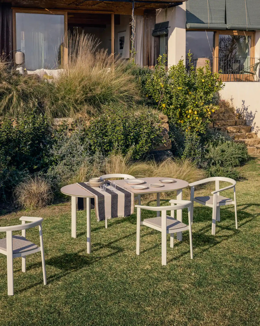 Set Erice mit 6 Stapelstühlen aus Aluminium und Seil und einem Tisch aus Aluminium und gehärtetem Glas in Ecru, 230 x 100 cm von Kave Home – Bild 2