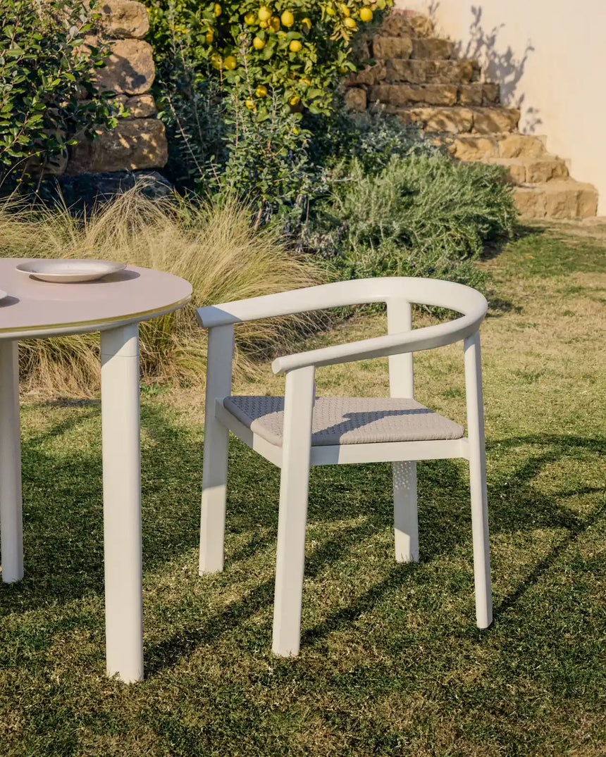 Set Erice mit 6 Stapelstühlen aus Aluminium und Seil und einem Tisch aus Aluminium und gehärtetem Glas in Ecru, 230 x 100 cm von Kave Home – Bild 3