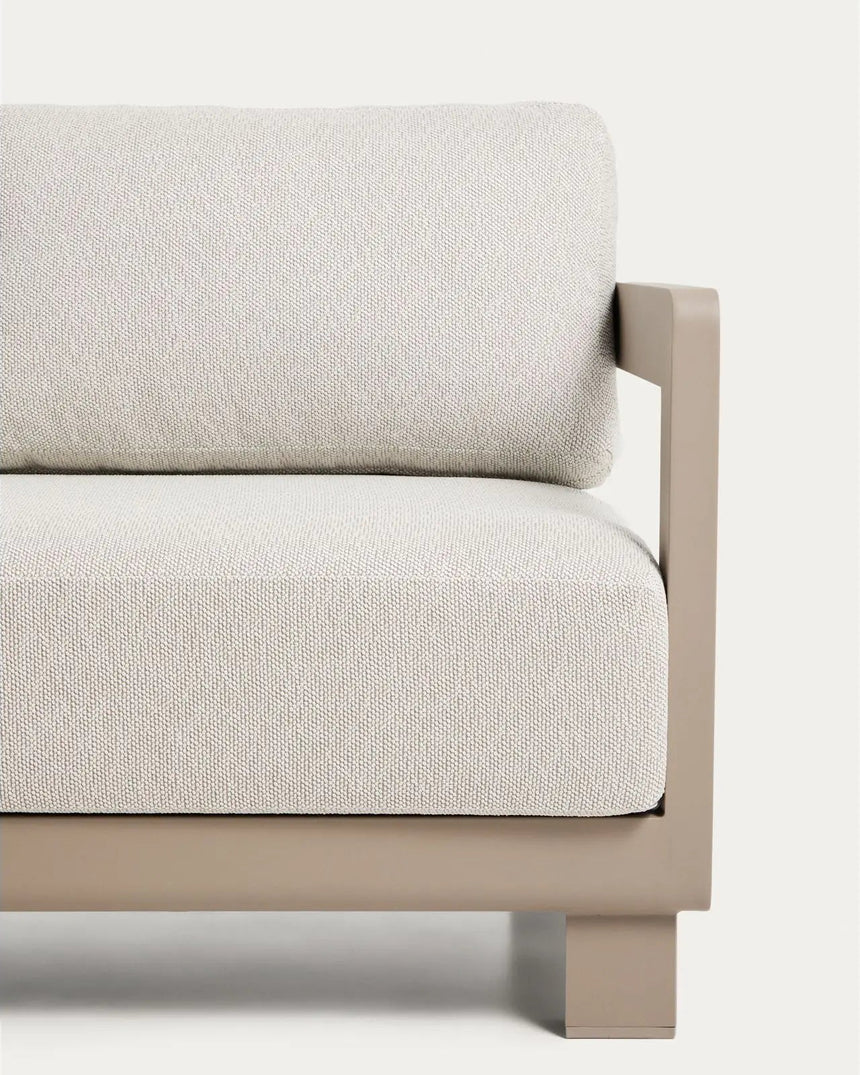 Set Nerano mit 3-Sitzer-Sofa, 2 Sesseln und Couchtisch aus gehärtetem Glas und Aluminium in Taupe von Kave Home – Bild 5