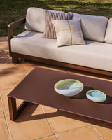 Set Nerano mit 3-Sitzer Sofa und Couchtisch aus Aluminium in Braun von Kave Home – Bild 4