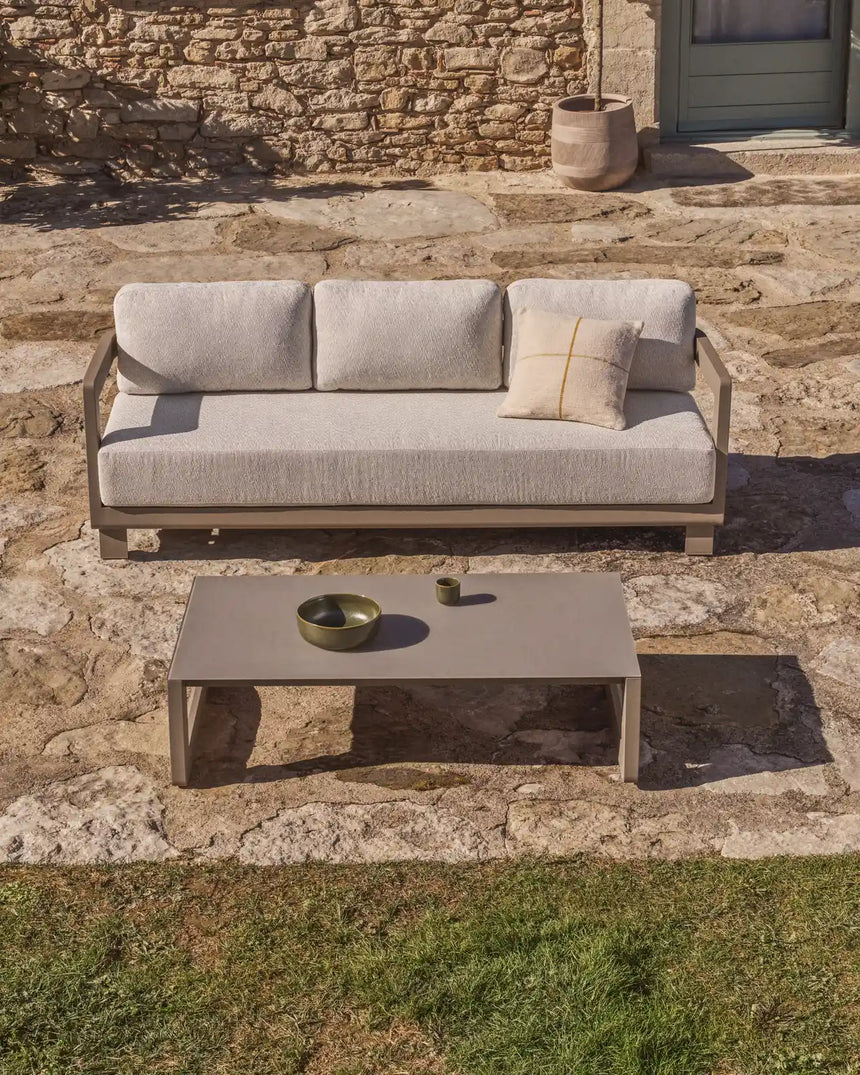 Set Nerano mit 3-Sitzer Sofa und Couchtisch aus Aluminium in Taupe von Kave Home – Bild 2