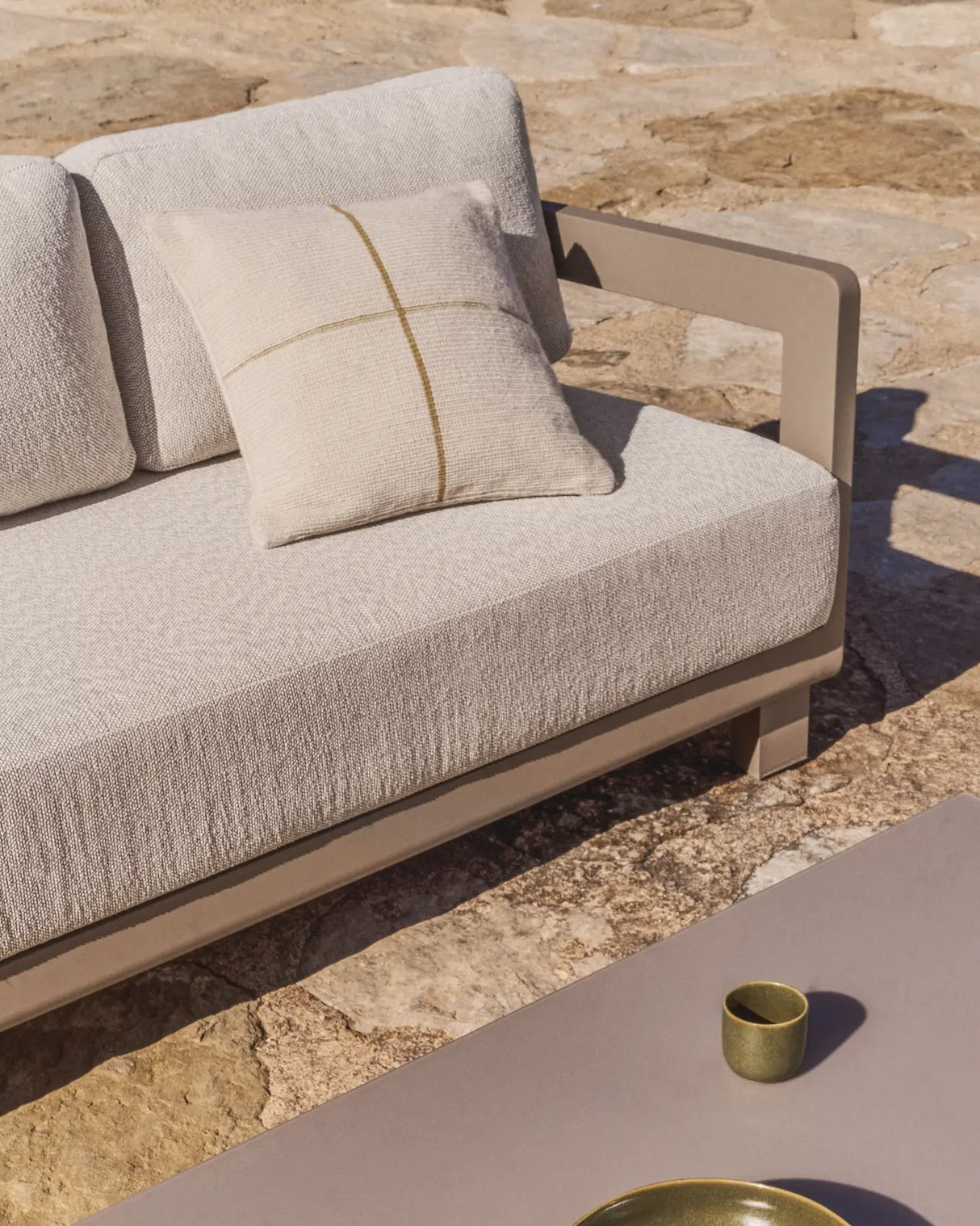 Set Nerano mit 3-Sitzer Sofa und Couchtisch aus Aluminium in Taupe von Kave Home – Bild 4