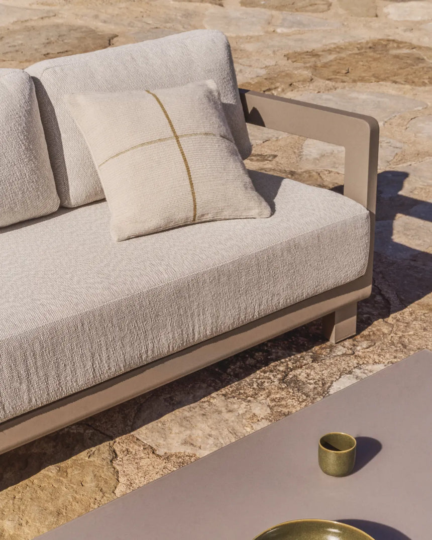 Set Nerano mit 3-Sitzer Sofa und Couchtisch aus Aluminium in Taupe von Kave Home – Bild 4