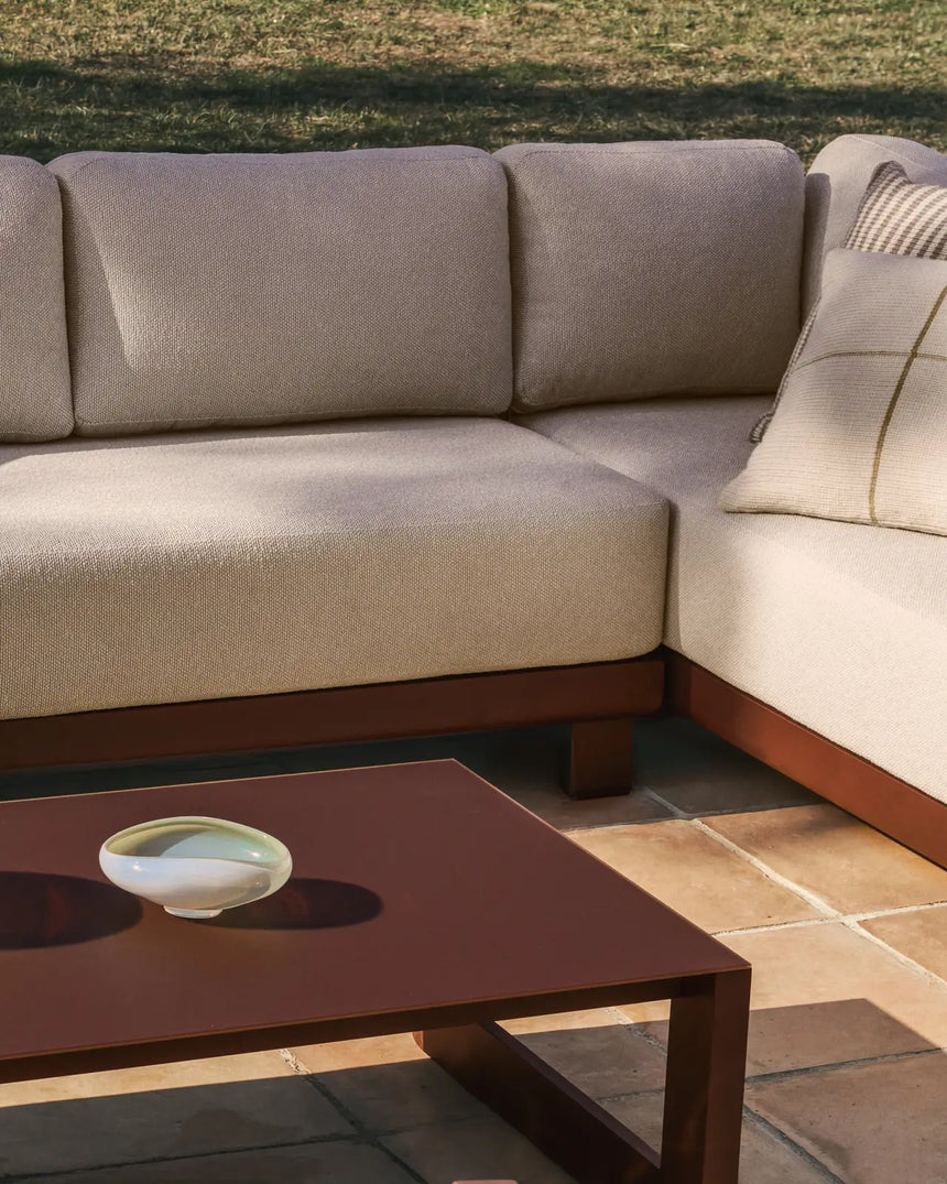 Set Nerano mit 5-Sitzer-Ecksofa, Sessel und Couchtisch aus gehärtetem Glas und Aluminium von Kave Home – Bild 3