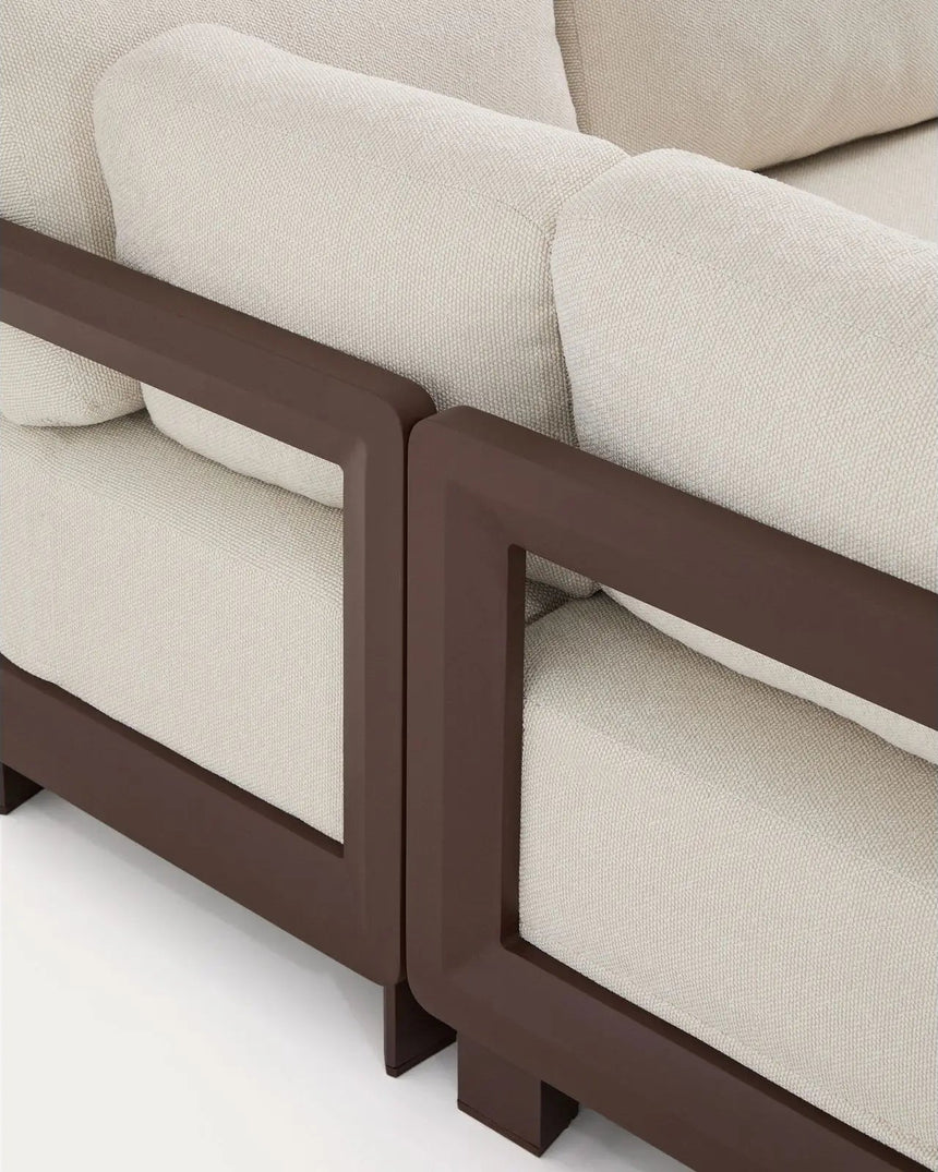 Set Nerano mit 5-Sitzer-Ecksofa, Sessel und Couchtisch aus gehärtetem Glas und Aluminium von Kave Home – Bild 7