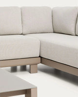 Set Nerano mit 5-Sitzer-Ecksofa, Sessel und Couchtisch aus gehärtetem Glas und Aluminium in Taupe von Kave Home – Bild 4