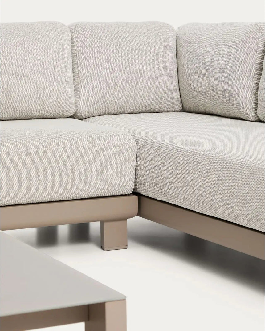 Set Nerano mit 5-Sitzer-Ecksofa, Sessel und Couchtisch aus gehärtetem Glas und Aluminium in Taupe von Kave Home – Bild 4