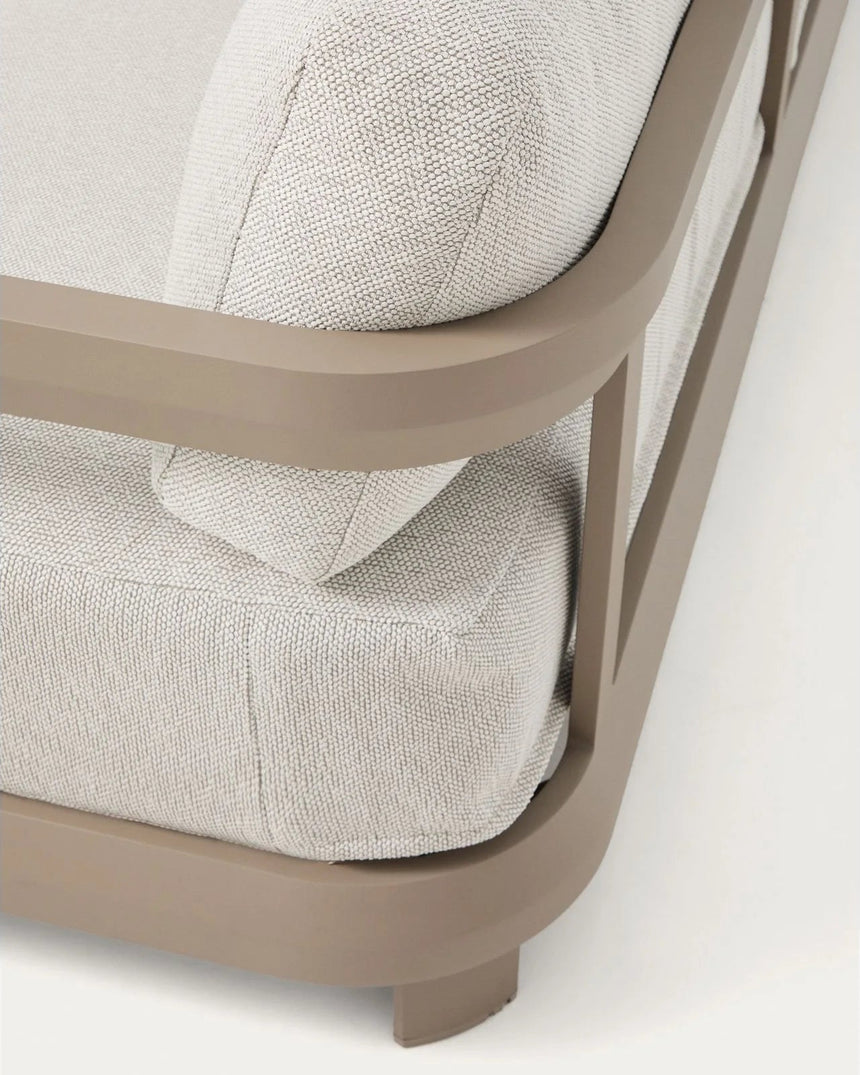 Set Nerano mit 5-Sitzer-Ecksofa, Sessel und Couchtisch aus gehärtetem Glas und Aluminium in Taupe von Kave Home – Bild 5