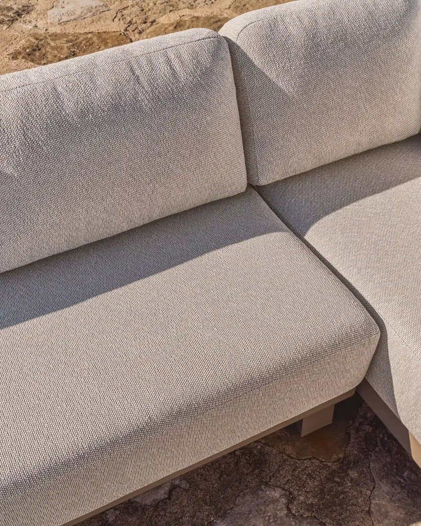 Set Nerano mit 5-Sitzer-Ecksofa und Couchtisch aus gehärtetem Glas und Aluminium in Taupe von Kave Home – Bild 4