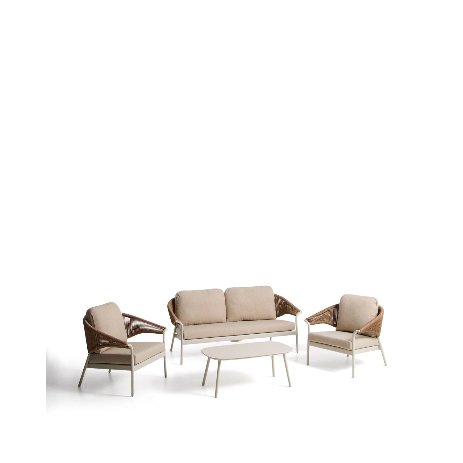 Set Zuara, bestehend aus einem 3-Sitzer-Sofa, zwei Sesseln sowie einem Outdoor-Tisch aus ecrufarbenem Aluminium und braunem Synthetikseil von Kave Home – Bild 1