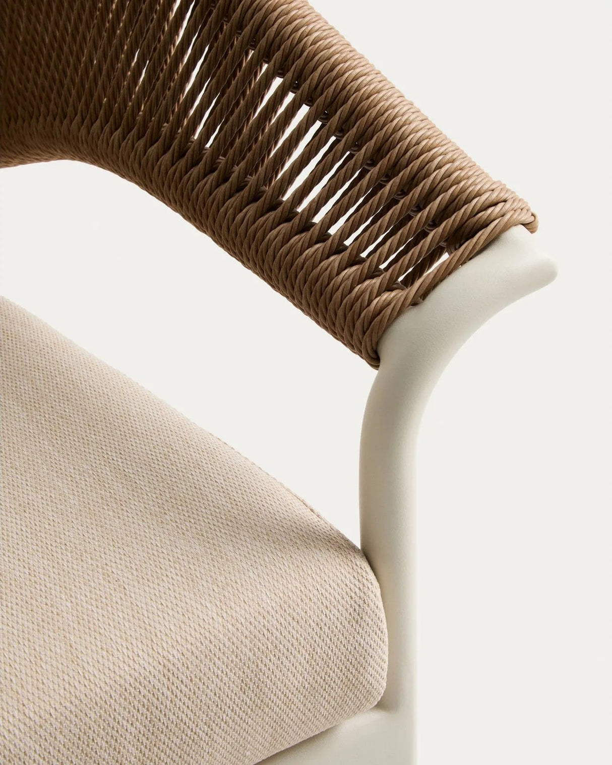 Set Zuara, bestehend aus einem 3-Sitzer-Sofa, zwei Sesseln sowie einem Outdoor-Tisch aus ecrufarbenem Aluminium und braunem Synthetikseil von Kave Home – Bild 2