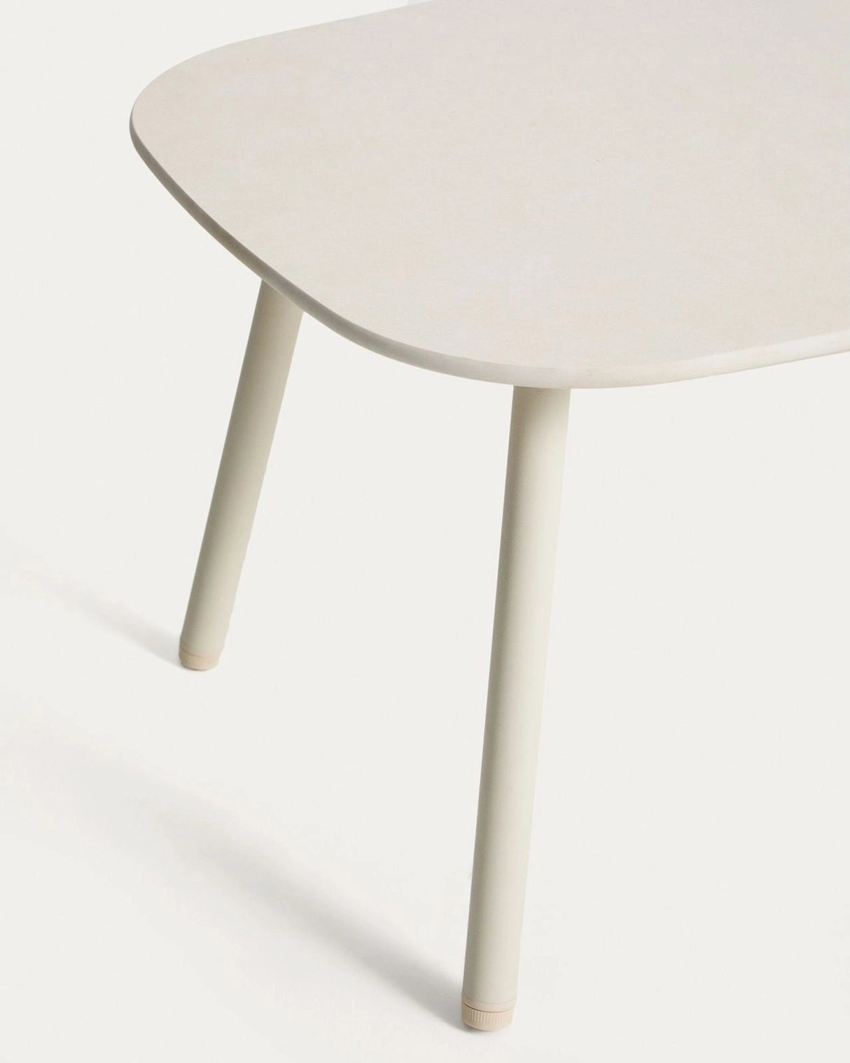 Set Zuara, bestehend aus einem 3-Sitzer-Sofa, zwei Sesseln sowie einem Outdoor-Tisch aus ecrufarbenem Aluminium und braunem Synthetikseil von Kave Home – Bild 6