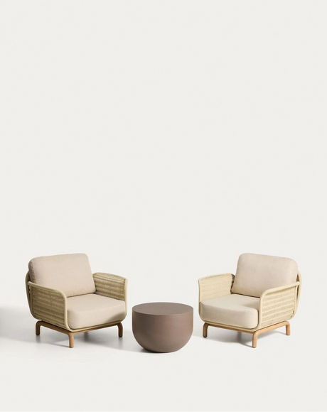 Set mit 2 Sesseln Alipa aus massivem Akazienholz und ecrufarbenem Seil, FSC 100 %, und Couchtisch Garbet aus braunem Zement Ø 60 cm von Kave Home – Bild 1