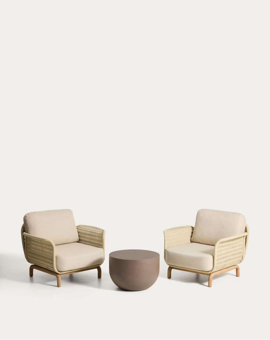 Set mit 2 Sesseln Alipa aus massivem Akazienholz und ecrufarbenem Seil, FSC 100 %, und Couchtisch Garbet aus braunem Zement Ø 60 cm von Kave Home – Bild 1