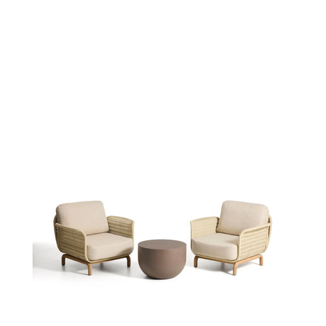 Set mit 2 Sesseln Alipa aus massivem Akazienholz und ecrufarbenem Seil, FSC 100 %, und Couchtisch Garbet aus braunem Zement Ø 60 cm von Kave Home – Bild 2