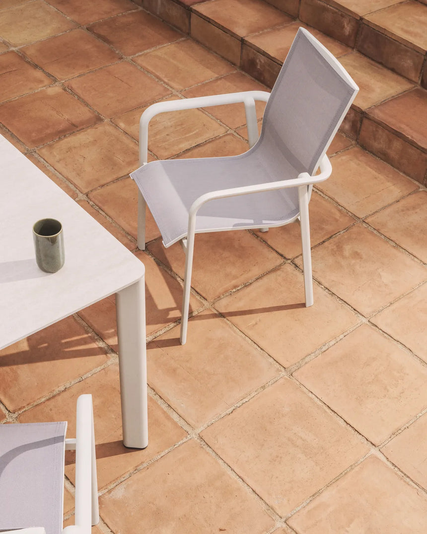 Set mit Ausziehtisch Brela aus Aluminium in Ecru und 6 stapelbaren Stühlen Canea aus Aluminium in Ecru und beigem Texteline 205(287)x100 cm von Kave Home – Bild 4