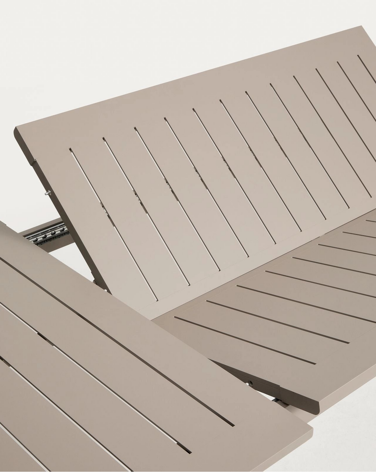 Set mit Ausziehtisch Livorno aus Aluminium in Taupe und 6 Stühlen Alimia aus Aluminium in Taupe und Synthetikseil in Braun, 233 (350) x 100 cm von Kave Home – Bild 7