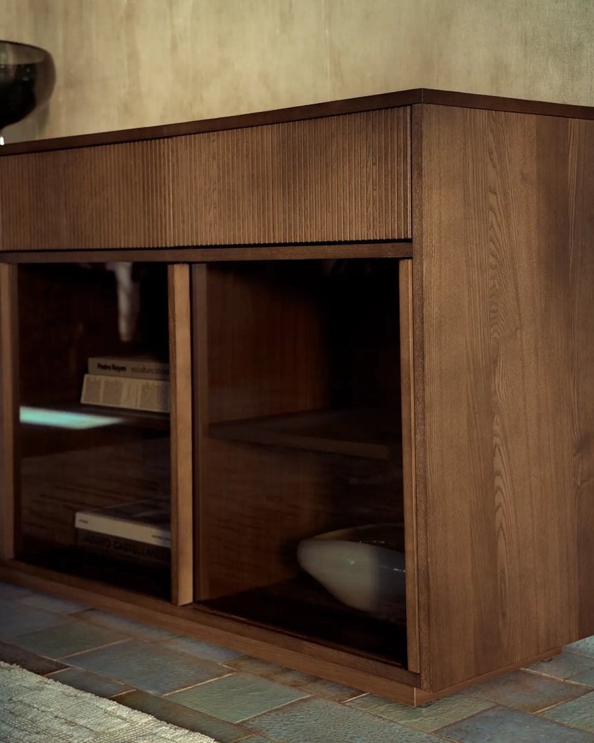 Sideboard Helvine 4 Türen 4 Schubladen Eichenfurnier mit Nussbaum-Finish und gehärtetes Glas 200 x 80 cm FSC 100% von Kave Home – Bild 4