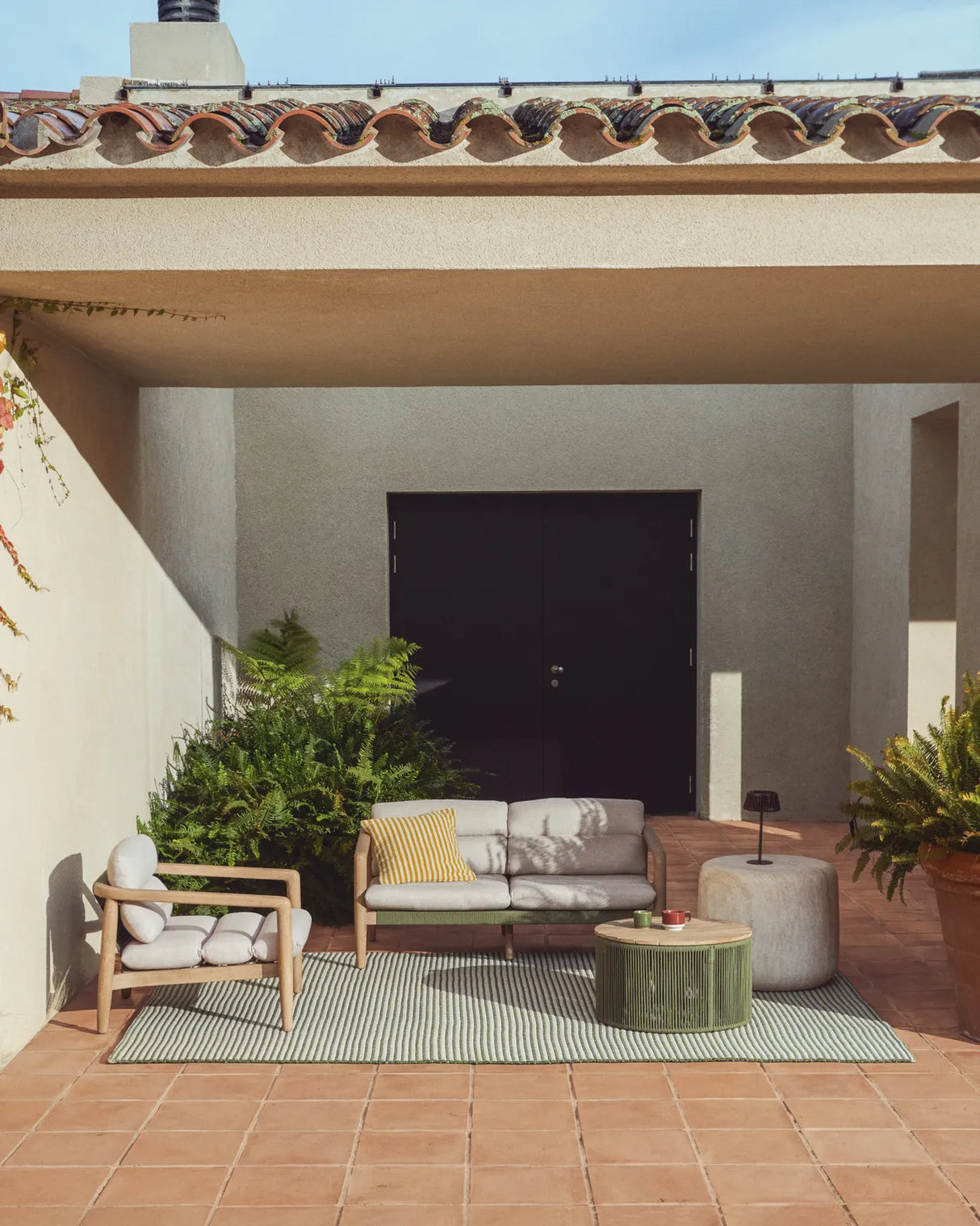 Sofa Menfi aus massivem Akazienholz und grünem Seil, 136 cm von Kave Home – Bild 2