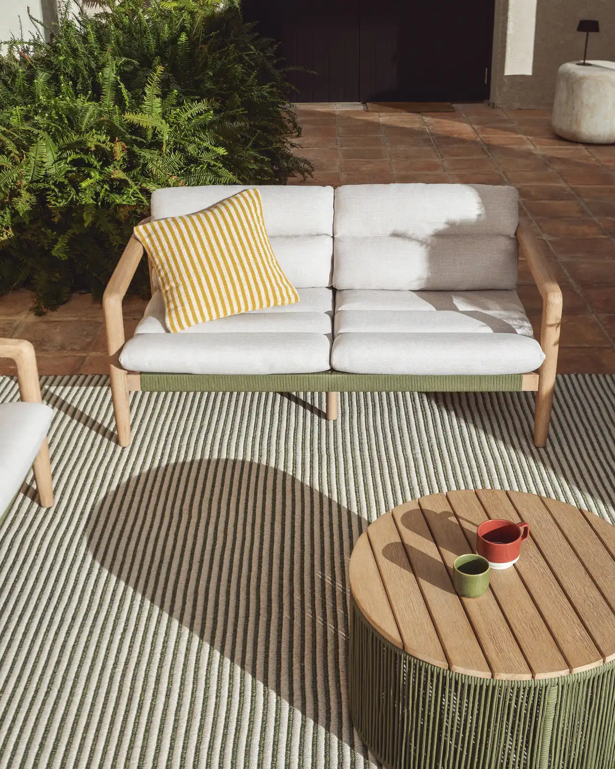 Sofa Menfi aus massivem Akazienholz und grünem Seil, 136 cm von Kave Home – Bild 3