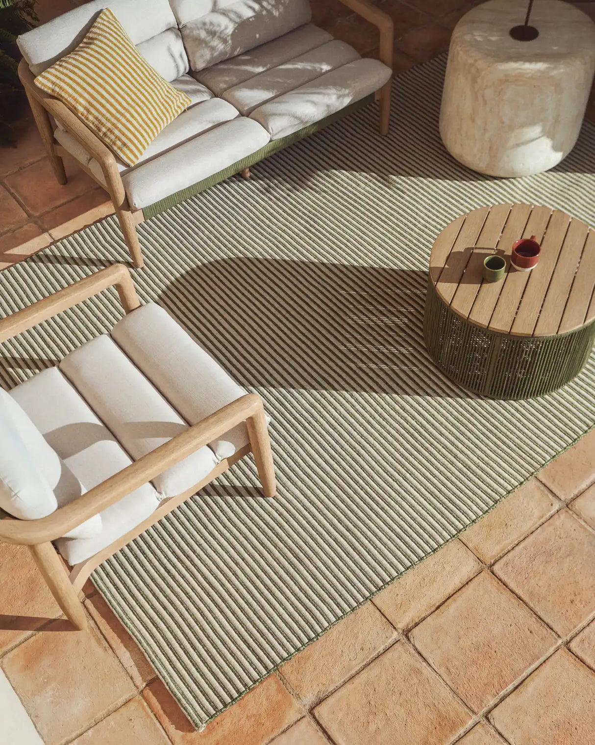 Sofa Menfi aus massivem Akazienholz und grünem Seil, 136 cm von Kave Home – Bild 5