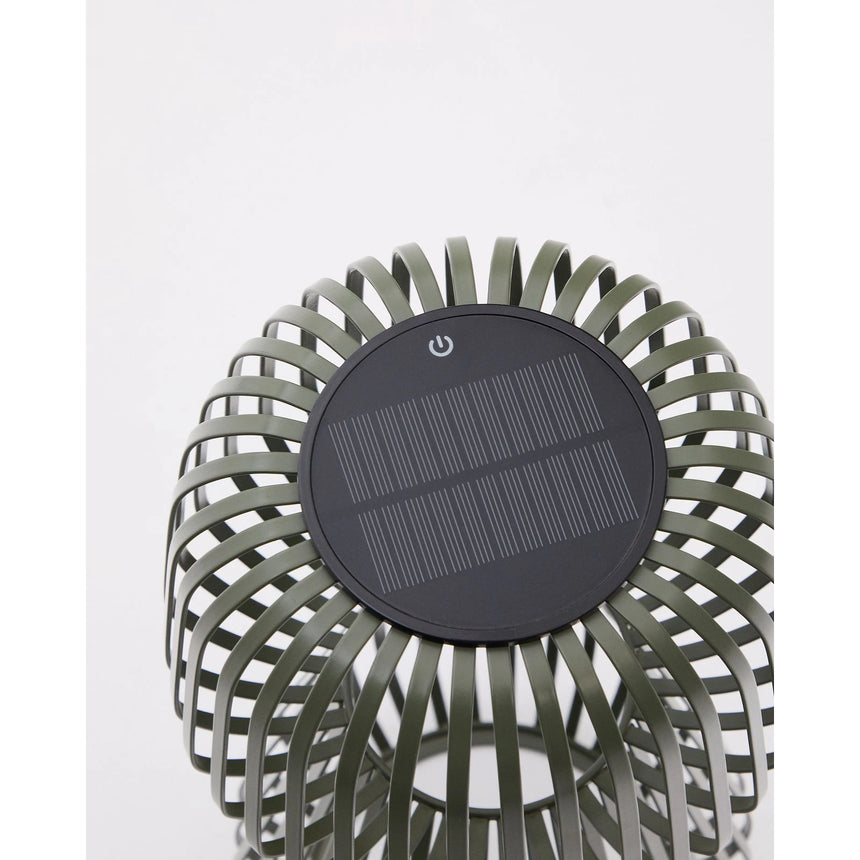 Solar-Tischlampe Reiba aus grünem Metall von Kave Home – Bild 5