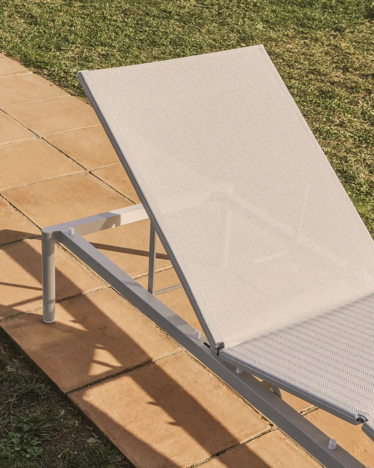 Sonnenliege Lesina aus Aluminium und Texteline von Kave Home – Bild 3