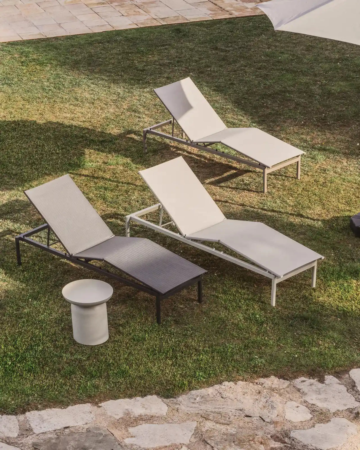Sonnenliege Lesina aus Aluminium und graphitgrauem Texteline von Kave Home – Bild 3