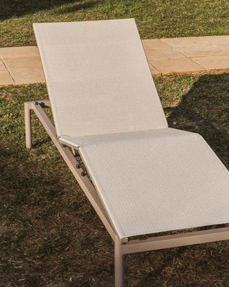 Sonnenliege Lesina aus taupefarbenem Aluminium und ecrufarbenem Texteline von Kave Home – Bild 3