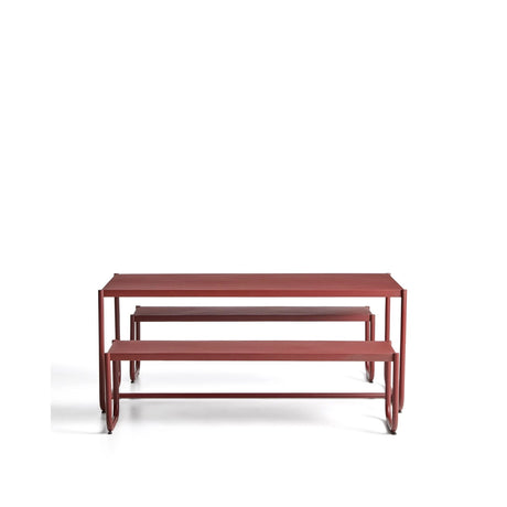 Sotil Set aus 2 Bänken und Tisch aus verzinktem Stahl mit granatfarbenem Finish 183 x 83 cm von Kave Home – Bild 1