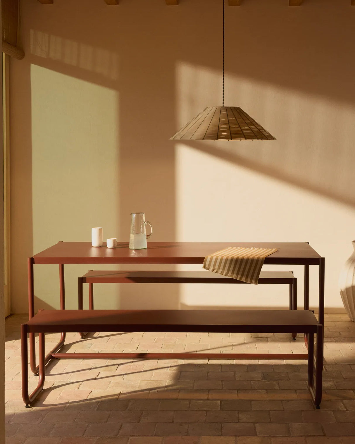 Sotil Set aus 2 Bänken und Tisch aus verzinktem Stahl mit granatfarbenem Finish 183 x 83 cm von Kave Home – Bild 2