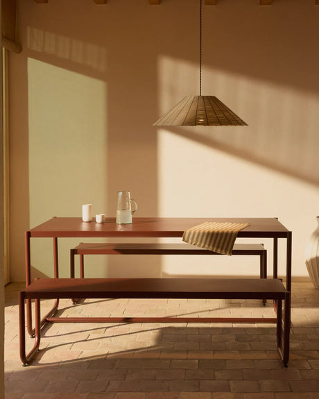 Sotil Set aus 2 Bänken und Tisch aus verzinktem Stahl mit granatfarbenem Finish 183 x 83 cm von Kave Home – Bild 2