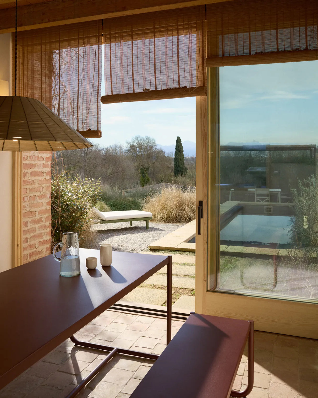 Sotil Set aus 2 Bänken und Tisch aus verzinktem Stahl mit granatfarbenem Finish 183 x 83 cm von Kave Home – Bild 4