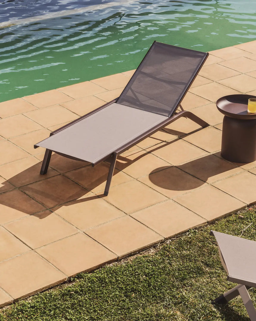 Stapelbare Sonnenliege Capraia aus Aluminium in Taupe von Kave Home – Bild 2