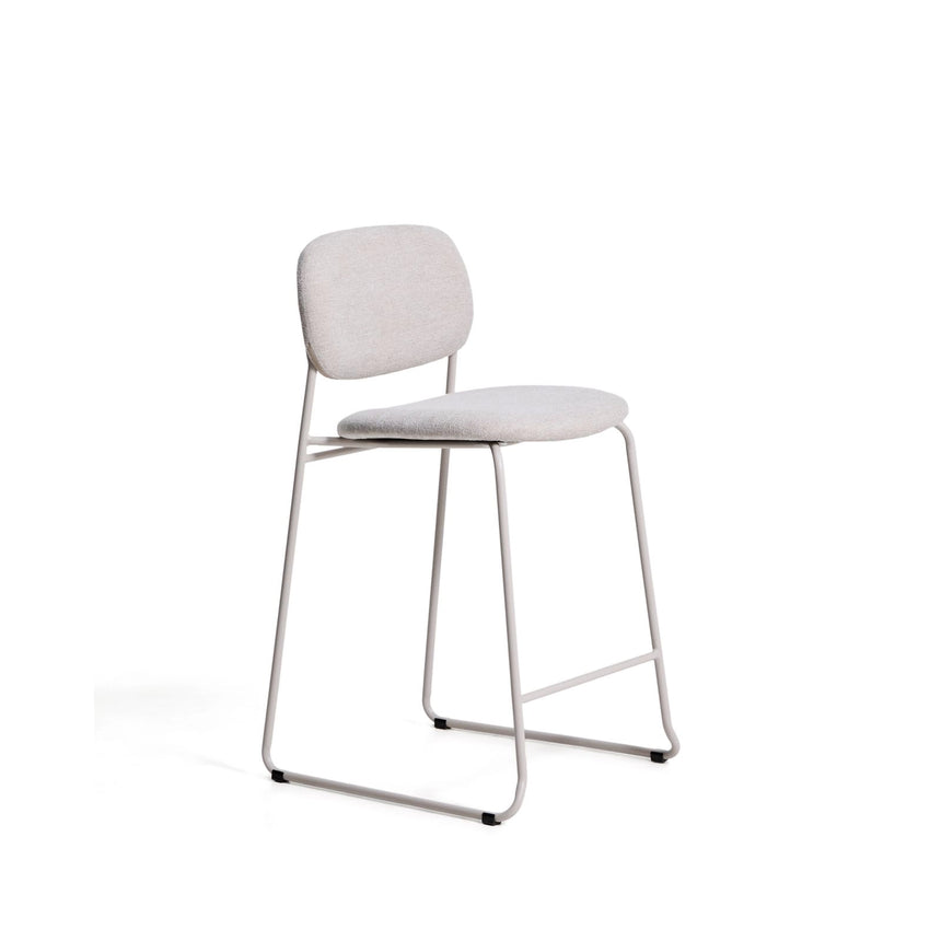 Stapelbarer Hocker Meli mit Chenille und Beinen aus Metall, FSC Mix Credit, 65 cm  von Kave Home – Bild 1