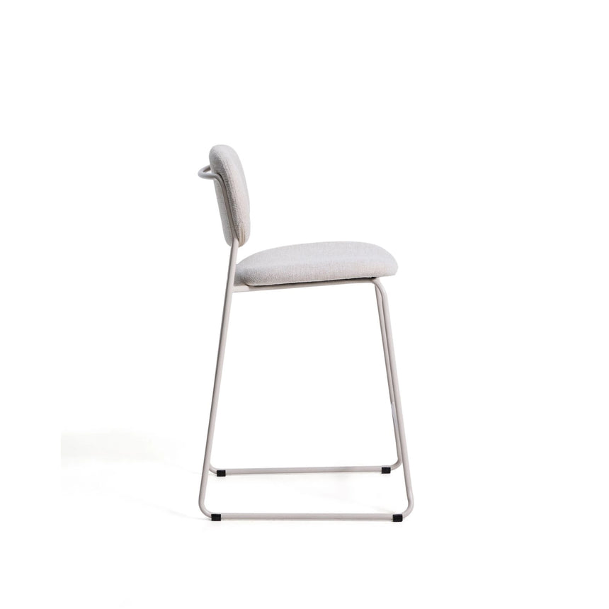 Stapelbarer Hocker Meli mit Chenille und Beinen aus Metall, FSC Mix Credit, 65 cm  von Kave Home – Bild 3