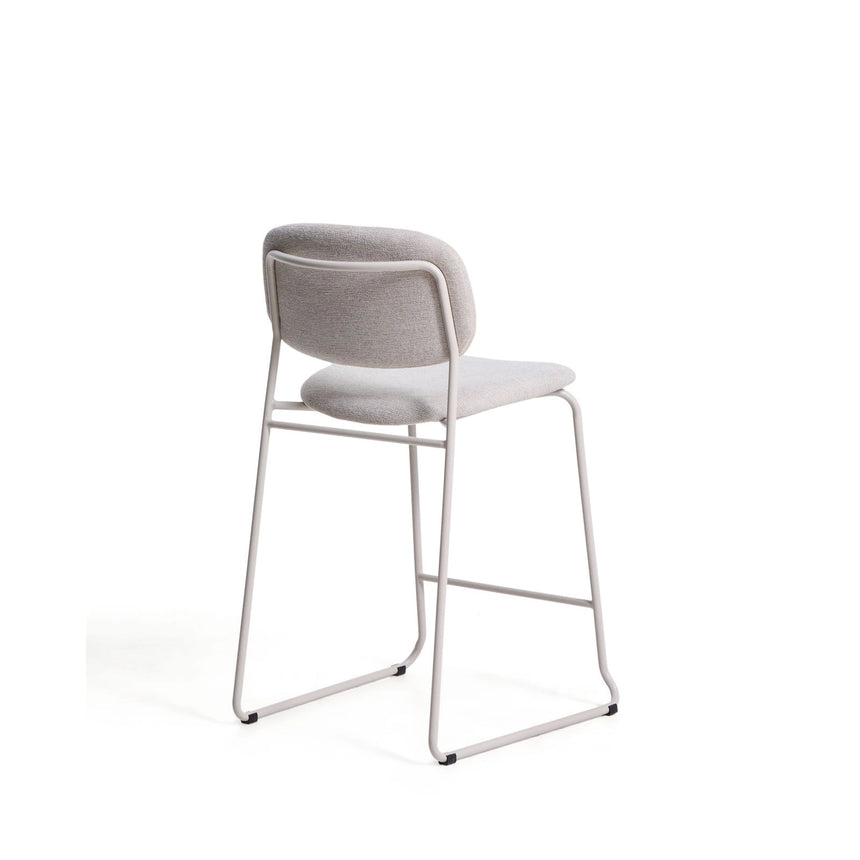Stapelbarer Hocker Meli mit Chenille und Beinen aus Metall, FSC Mix Credit, 65 cm  von Kave Home – Bild 4